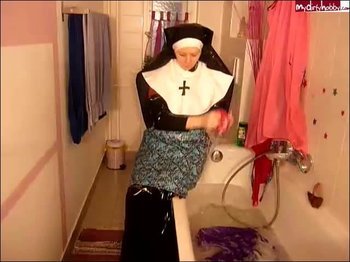 HeavenlyKiss - Nonne B. waescht Waesche