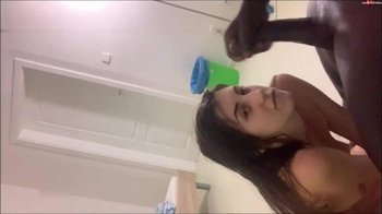 FreddyGong - Wollt ihr mich in ihrem geilen Fotzenmund kommen sehen