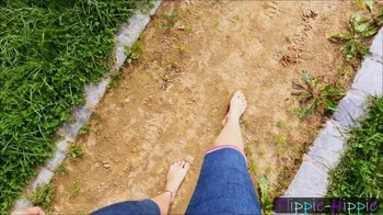 Flippie-Hippie - Hippies laufen barfuss