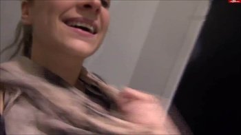 Teeny-Winnie18 - PINKELN IM UMKLEIDEKABINNE - H & PUBLIC