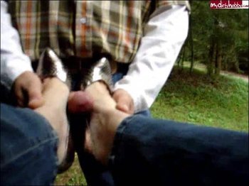 heelsschlampe - Im Wald geblasen