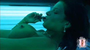 dirty-yamila - Im Solarium den Mitarbeiter heiss gemacht