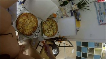 CassyYoung - Call a Pizza - Spontan und 100 Prozent echt