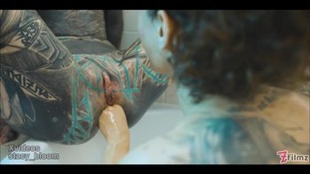 Anuskatzz - Frauentag - Stacy Bloom nehmen zusammen eine Badewanne mit Spielzeugen und blühend nassen Monsterärschen