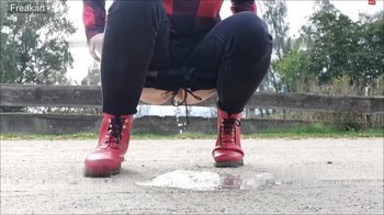 freakart - Verzweifelt dringend pissen beim Spazieren gehen