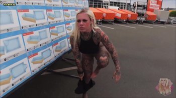 SteffiBlond - bad POOLBOY pisst mich nackt public voll