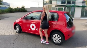 SteffiBlond - Pisseskalation im Carsharing Auto - der Sitz saugt ja gar nicht