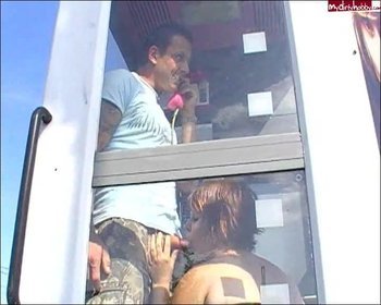 Sarah-Leony - Blasen in der Telefonzelle am Alexanderufer