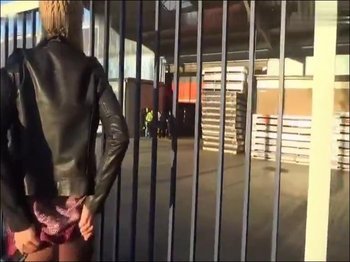 Lena-Loch - Auf den Bus warten