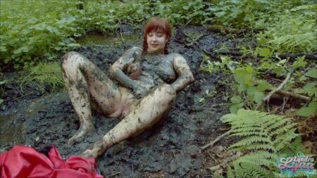 LyndraLynn - Rotkäppchen masturbiert im waldschlamm