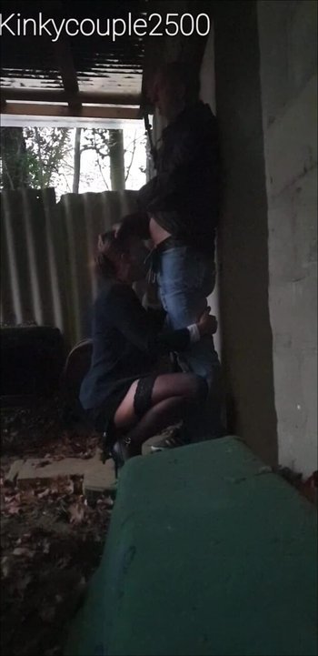 kinkycouple2500 - Outdoor in High Heels und Strümpfen abgeblasen