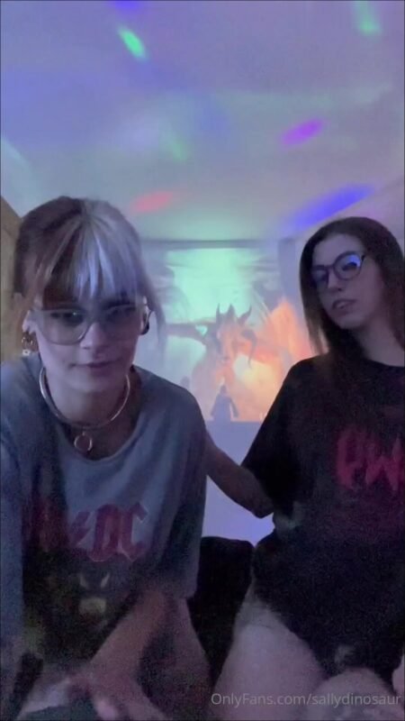 SallyDinosaur - POV Freundinnen ziehen sich aus und heiße küsse inklusive