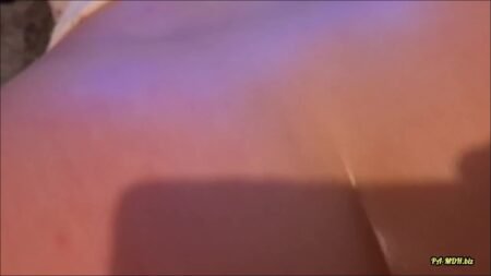 DedeDeville - Junge stiefschwester beim porno erwischt, bekam sein Sperma in den Mund