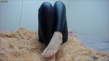 JuiceLussie - Teenie-mädchen zeigt ihre beine