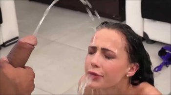 FrecheFoetzchen - Gnadenloser Natursektfick bis die Pisse spritzt