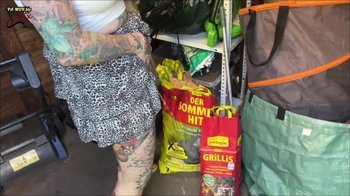 Cat-Coxx - Dreister Rachepiss in Nachbars Gartenlaube