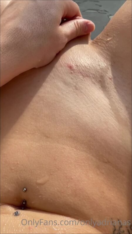 onlyadrianas - In der Badewanne Hand an mich gelegt