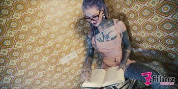 Anuskatzz - Mit Dildo im Arsch über Bücher Pinkeln - gape and prolapse