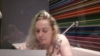 bambibeauty11 - Bambi putzt ihr Spielzeug