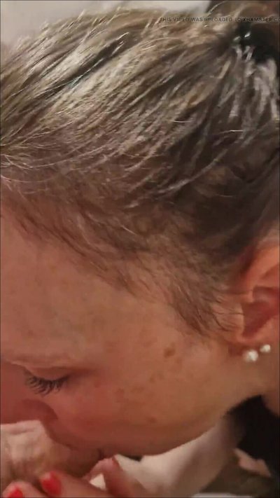 Saskialove87 - Auf meiner bloßen Muschi und nimmt mich für kurze Zeit durch