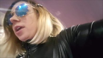 LarisaCum - Mein schwarzer latex catsuit und ich ficke und stöhne