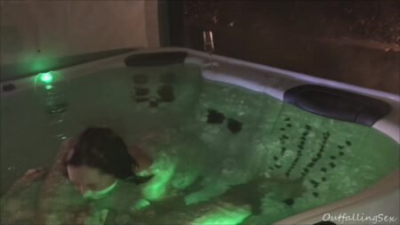 OutfallingSex - Teens ficken im whirlpool