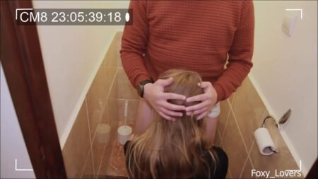Foxy_Lovers - Heiße ehefrau betrügt ihren ehemann mit einem fremden in der toilette
