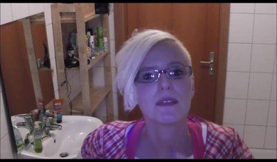 Lara-CumKitten - Bespannt im Bad