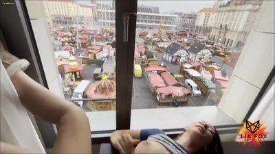 Lia-Fox - Der ganze Weihnachtsmarkt schaut zu - Fick am offenen Fenster