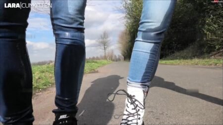 Lara-CumKitten - JEANS PISS - Wir nässen uns beide einfach komplett ein