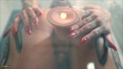 RiaRed - Mit dem Duschkopf gefickt