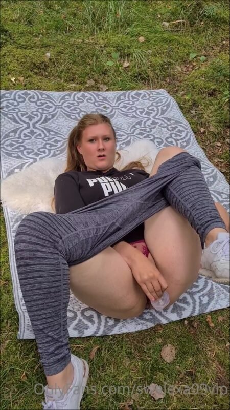 swelexa99vip - Solo mit dem Toy im Wald