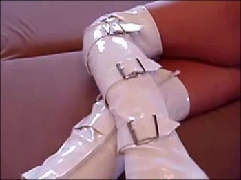 tittidd - Mit Stiefel auf dem Bett