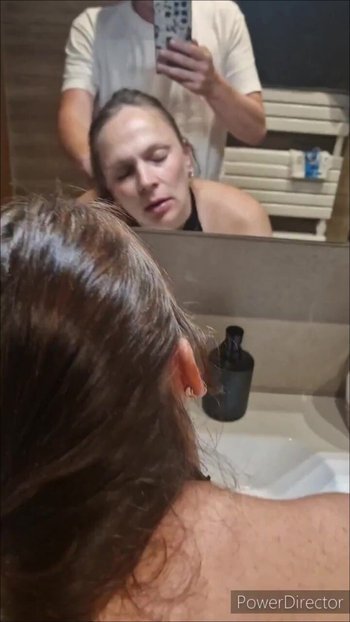 Saskialove87 - Saskialove fickt und faszininiert im Badezimmer dann gabs Facesitting