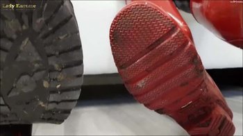 LadyKarame - Lecksklave darf die Hunter Gummistiefel von zwei Herrinnen sauber lecken (POV)