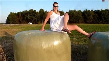 ViktoriaGoo - Vom Heuballen gepisst