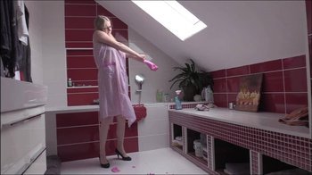 Anni-Trinity - Kittelzerstoerung - Dederonkittel total zerfetzt