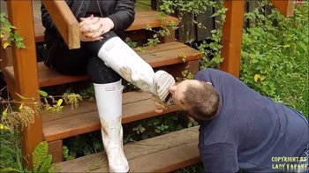 LadyKarame - Spaziergänger leckt Gummistiefel sauber