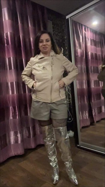 LarisaCum - Ich probiere verschiedene Lederjacken an - Es sind schöne silberne stiefel und oben ohne