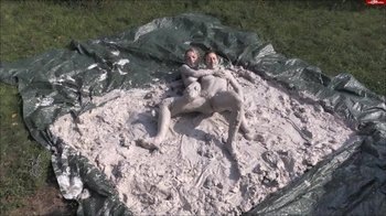 lolicoon - Schlammcatchen