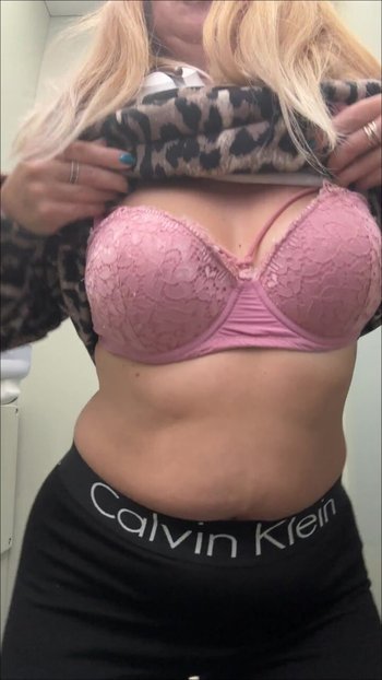 LarisaCum - Ich in engen leggings in einer öffentlichen toilette im zug spiele mit meinen möpsen