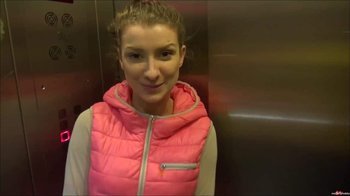 Teeny-Winnie18 - KRASS STIEFTOCHTER PISST IM AUFZUG