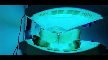 Tatjana-Young - Wichsgeil beim Bräunen