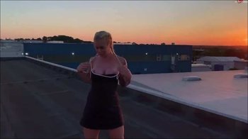 SteffiBlond - Pinkeln über den Dächern von Dortmund -Guck dir meinen prallen Arsch an