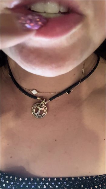 LarisaCum - Heiß und Bünette - Mundfetisch Talk