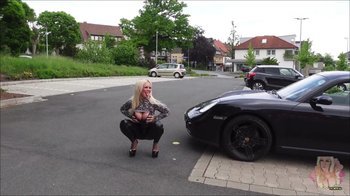 SteffiBlond - DREIST DREISTER Steffi - ups vorm EINKAUFSLADEN EINGEPISST
