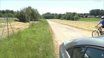 Masken-Lady - Rast an der Autobahn