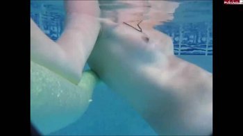 sister24 - Unter Wasser nackt im Pool