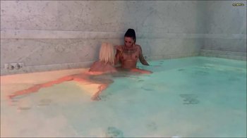 Julia-Sugar - LESBENSPIELE IM SWIMMINGPOOL