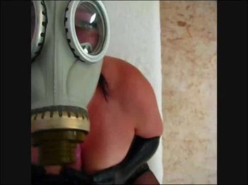 heels-and-more - Gasmasken Tittenfick mit xwattwurmx